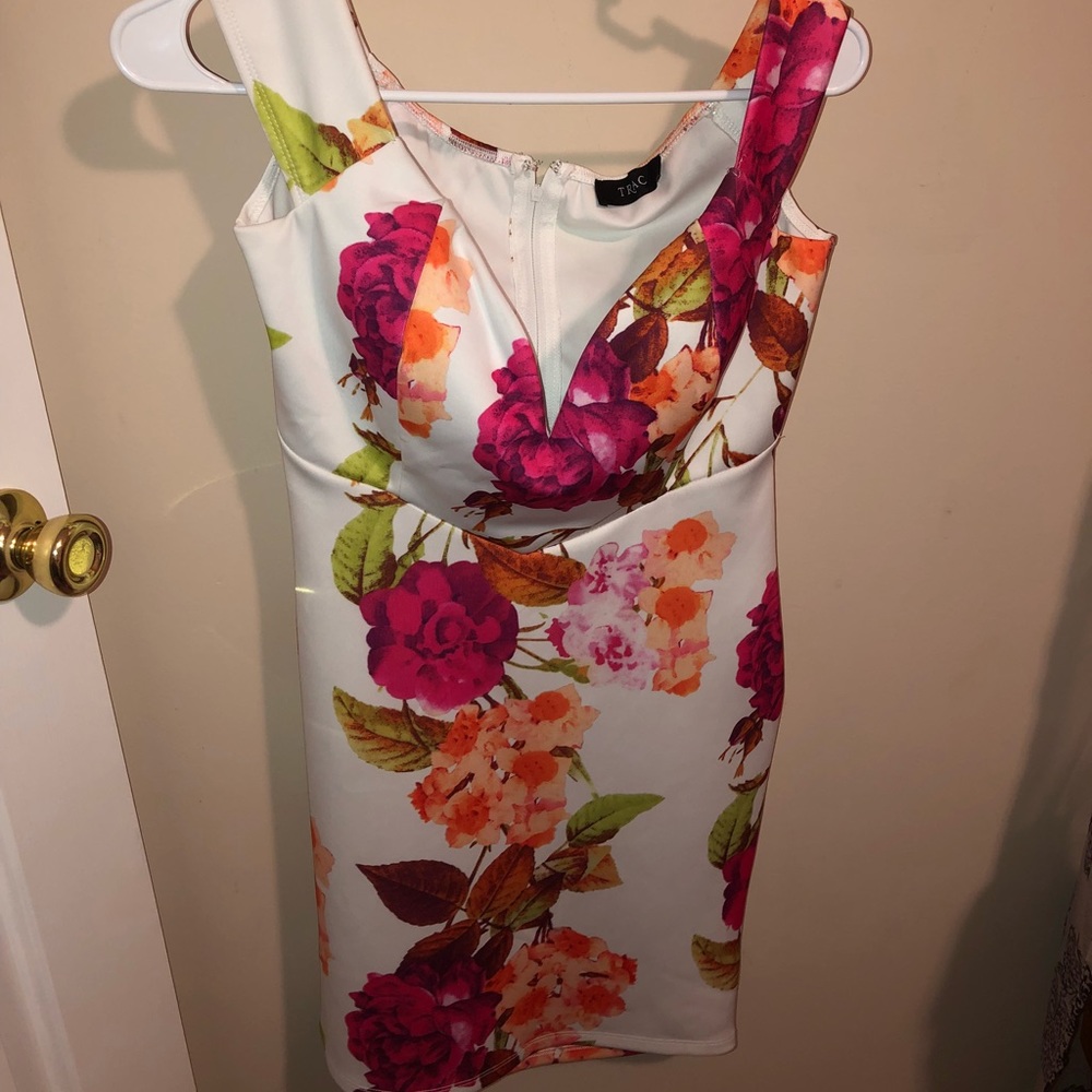 Super cute floral dress 🌺🌸🌼